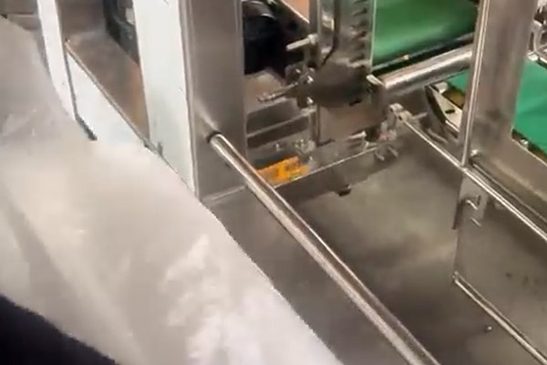 全自動套袋機(jī)卷材安裝方法